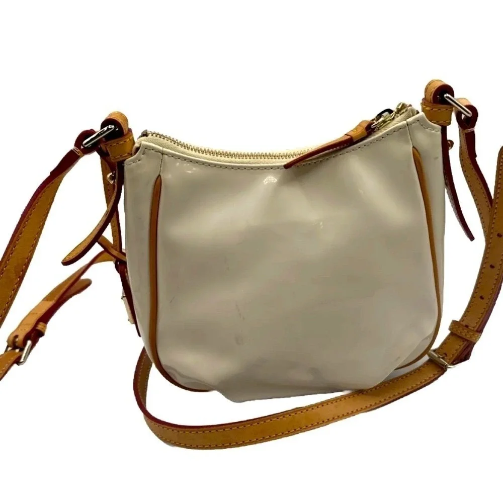 Dooney‎ & Bourke Cream Patent Leather Crossbody Bag Tan Trim Hobo Vintage 21-18